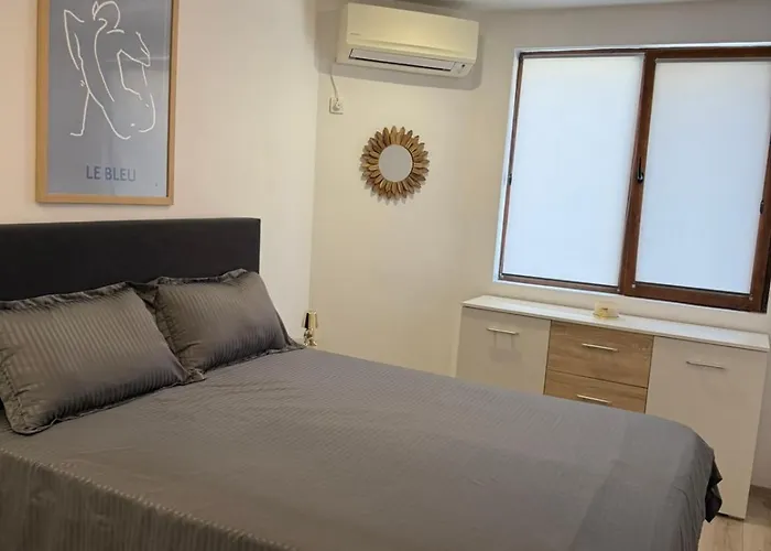 Lazzuro 7 Бургас