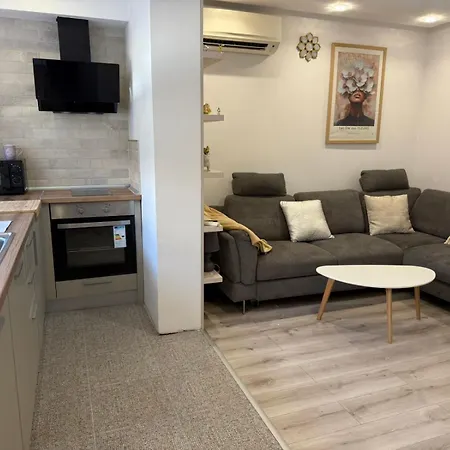 Apartment Lazzuro 7 *