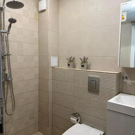Apartament Lazzuro 7 *